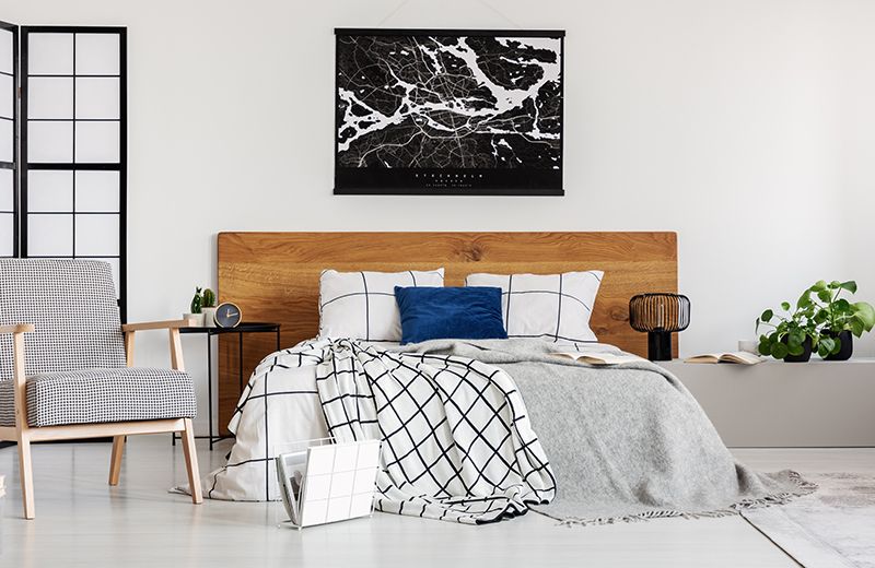 Habitación con cabecero sencillo de madera de roble.