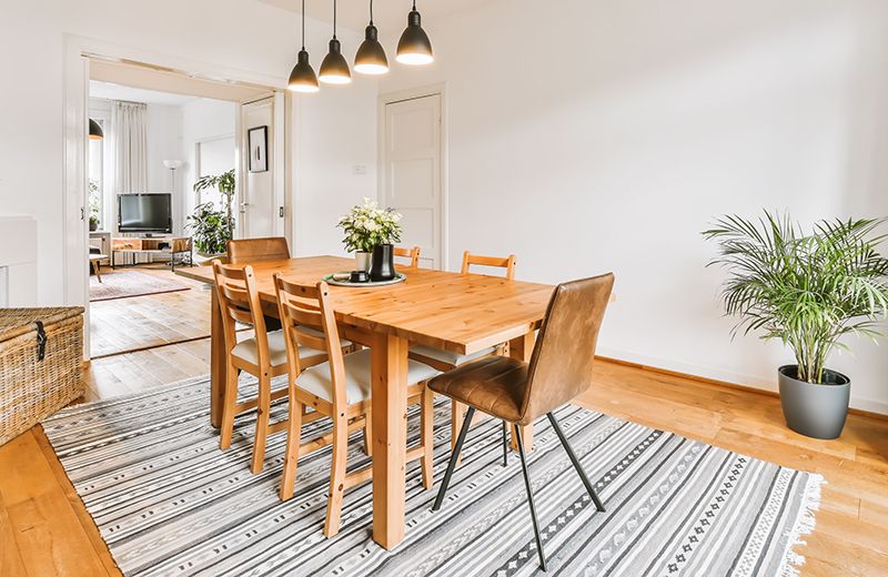 Mesa de cocina de madera con sillas a juego.